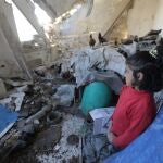Dara, una niña desplazada siria, en una vivienda destrozada en Idlib