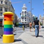Buzón pintado con la bandera LGTBI.