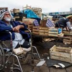 AME8790. ASUNCIÓN (PARAGUAY), 25/06/2020.- Un hombre posa al lado de cajas de frutas y verduras este jueves, en el Mercado de Abasto de Asunción (Paraguay). EFE/ Nathalia Aguilar