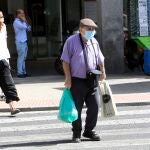Un transeúnte camina por las calles de la capital hispalense tras el fin del estado de alarma