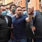 El presidente de Vox, Santiago Abascal (c), se encara con un grupo de manifestantes tras intervenir en Sestao (Bizkaia) en un mitin de la campaña para las próximas elecciones vascas en el que se han producido enfrentamientos entre antifascistas y la Ertzaintza y en el que la diputada de VOX Rocío de Meer ha recibido una pedrada en una ceja.