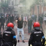 Agentes de la Ertzaintza cargan contra un grupo de radicales