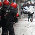 Agentes de la Ertzaintza cargan contra un grupo de radicales que intentan boicotear un mitin del presidente de Vox, Santiago Abascal, al que ha acudido para apoyar al candidato de la formación por Bilbao a las elecciones vascas del próximo 12 de julio, Nico Gutiérrez, en Sestao, Vizcaya, País Vasco (España), a 26 de junio de 2020.26 JUNIO 2020H.Bilbao / Europa Press26/06/2020