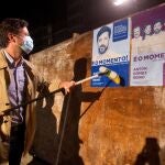 El candidato de Galicia en Común a la Xunta, Antón Gómez-Reino, el pasado 26 de junio en la tradicional pegada de carteles