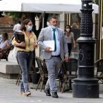 Una persona con mascarilla en la barbilla