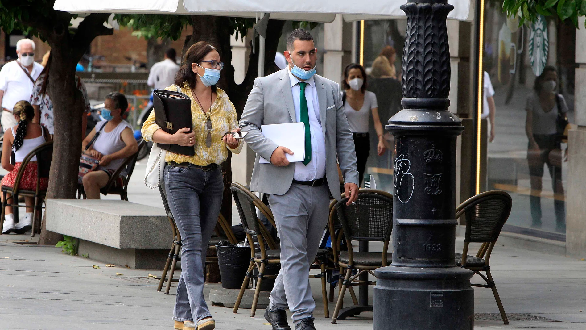 Una persona con mascarilla en la barbilla