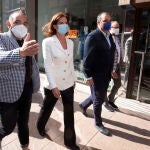 La consejera de Empleo e Industria, Ana Carlota Amigo, junto al presidente de la asociación Templarium Ponferrada, Felipe Álvarez, durante la visita al Centro Comercial Urbano Templarium de la capital berciana