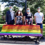 Uno de los bancos restaurados y pintados con los colores del colectivo LGTBI+ en León. En la imagen, los concejales de Desarrollo Urbano, Luis Miguel García Copete, e Igualdad, Argelia Cabado, junto a representantes de la asociación Awen