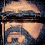 Vista de un mural del artista italiano Jorit Agoch, en el que aparece retratado el exfutbolista argentino Diego Armando Maradona, en un edificio de Nápoles