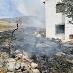 Imagen del fuego cercano a las viviendas
