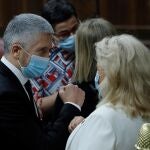 El ministro del Interior, Fernando Grande Marlaska y la vicepresidenta de la Fundación Víctimas del Terrorismo, Ángeles Pedraza, conversan durante el acto de recuerdo y homenaje a las víctimas del terrorismo que se celebra este sábado en el Congreso. EFE/ Chema Moya