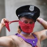 Un hombre asiste a la reducida marcha del Orgullo Gay 2020, este sábado en Londres (Reino Unido). EFE/ Neil Hall