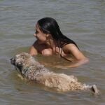 El agua de la playa, ríos o pantanos no siempre esta limpia. Tampoco la de las piscinas