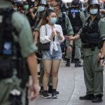 Los hongkoneses salieron ayer a la calle contra la ley de Pekín en una marcha silenciosa que terminó en detenciones
