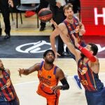 Shengelia trata de taponar un lanzamiento de Loyd