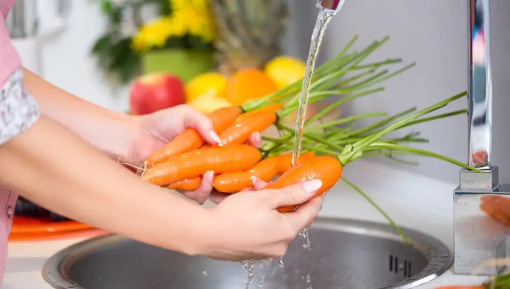 Una mujer lavando las zanahorias antes de prepararlas (Foto de ARCHIVO)2/10/2014