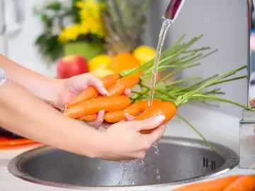Una mujer lavando las zanahorias antes de prepararlas (Foto de ARCHIVO)2/10/2014 Una mujer lavando las zanahorias antes de prepararlas (Foto de ARCHIVO)2/10/2014