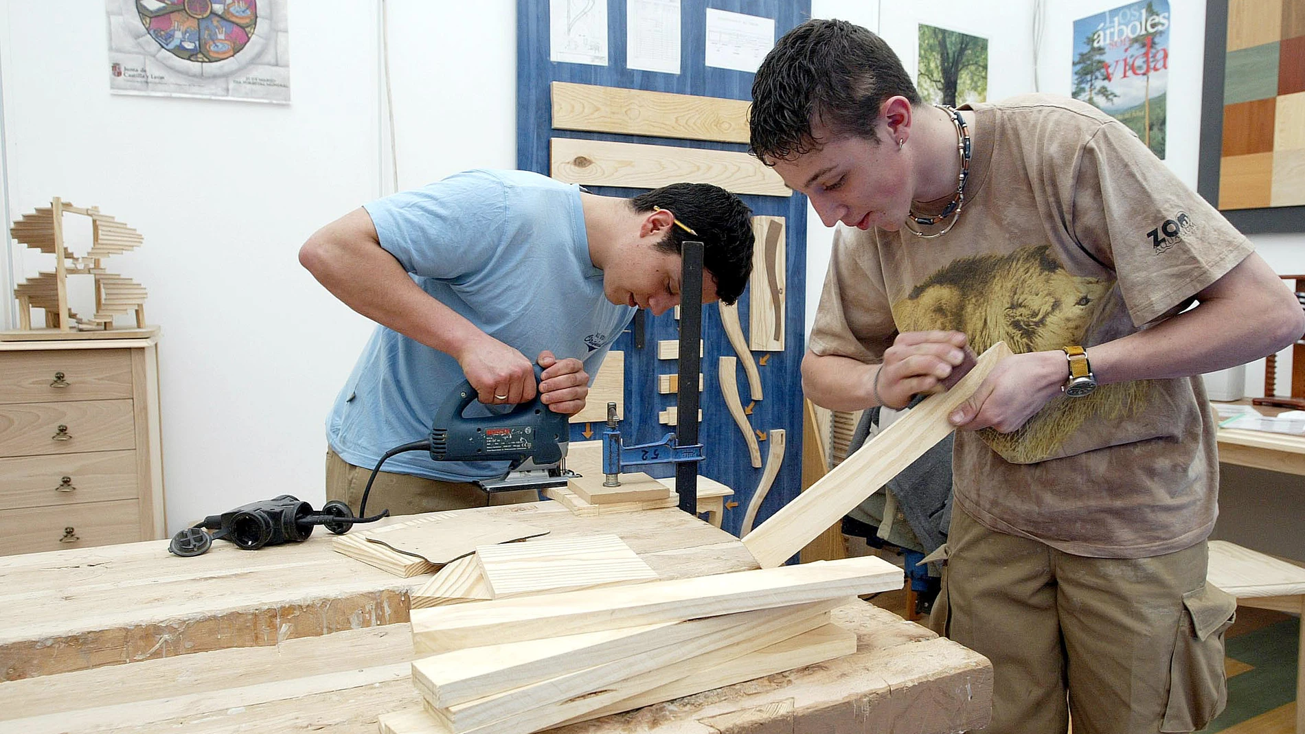 Alumnos de Formación Profesional en un taller de carpintería