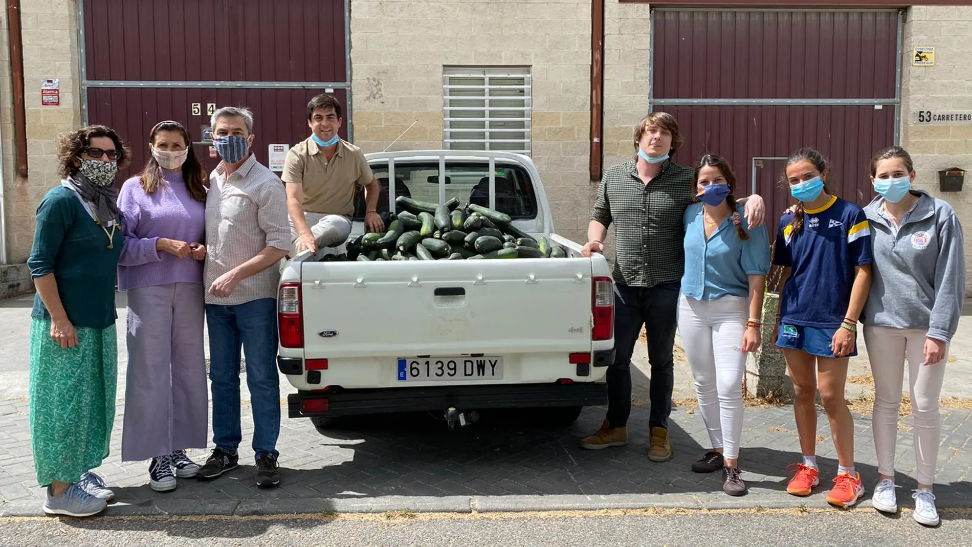 Algunos de los voluntarios de Pick-Up Solidaridad, junto a una recolecta que se unirá a las toneladas de alimentos que consiguen cada dos semanas.
