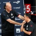 Ivanovic bromea con un miembro de su equipo antes de la final