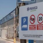 Vista de la puerta principal de la empresa dedicada a la producción y exportación de frutas y verduras