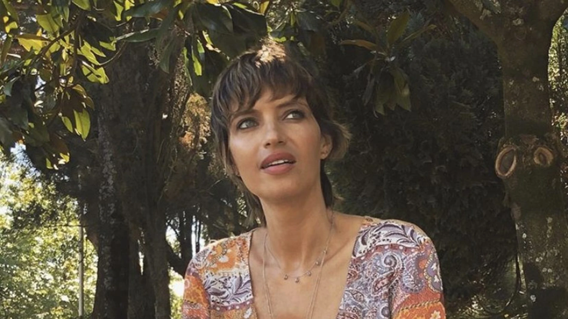 Sara Carbonero deslumbra con su nuevo corte de pelo y este vestido boho.