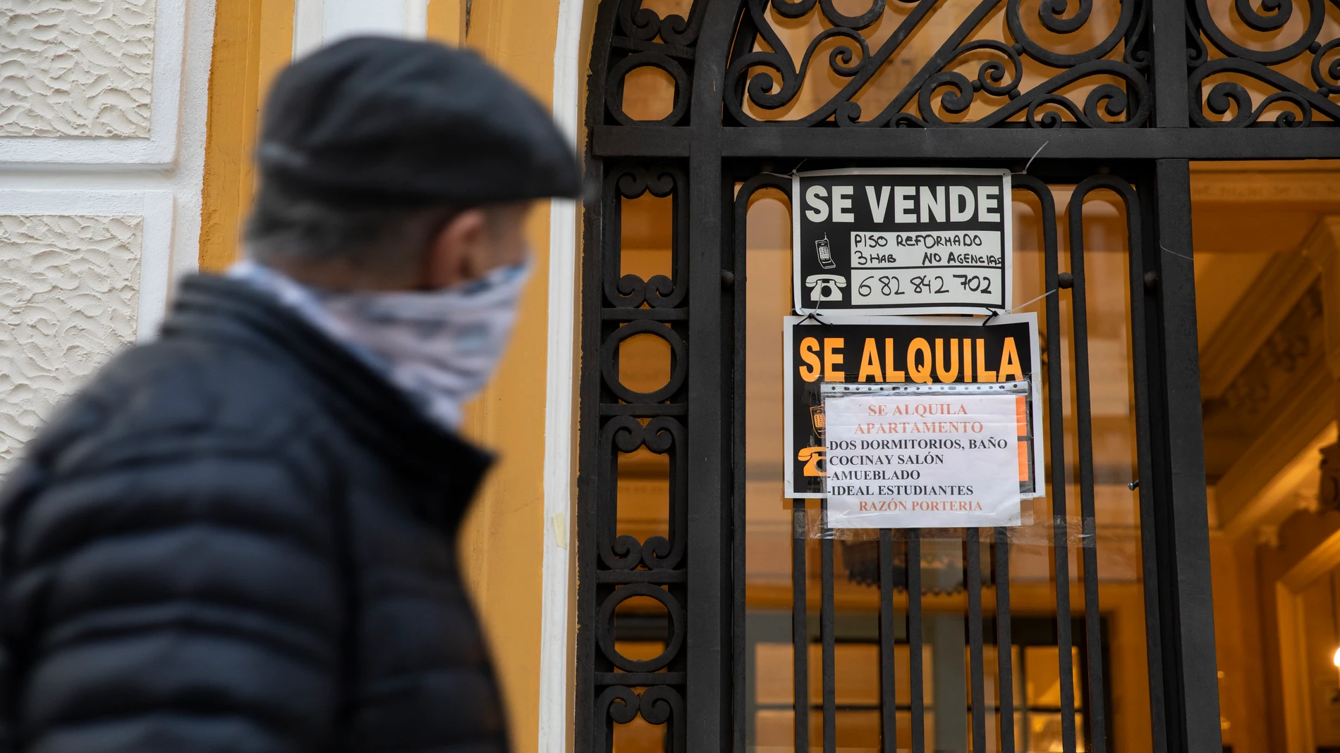 Imagen de carteles alquiler y venta de viviendas y locales en los que se ve a gente con mascarilla o la cara tapada por la crisis del Coronavirus.