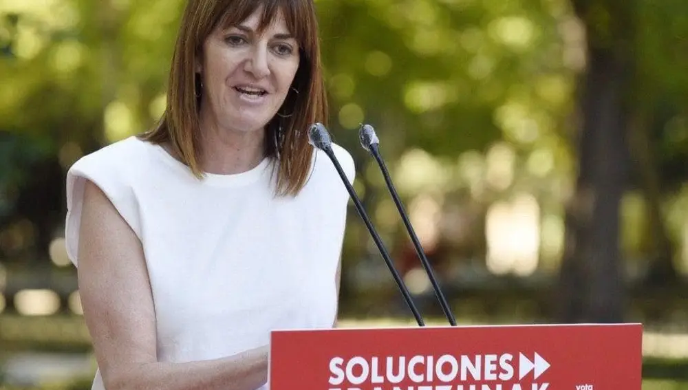 GRAF9948. VITORIA, 30/06/2020.- La candidata Lehendakari, Idoia Mendia, del partido socialista de Euskadi, durante el acto electoral que ha celebrado hoy martes en el parque de la Florida de Vitoria-Gasteiz, con vistas a las elecciones vascas del próximo 12 de julio. EFE/ADRIÁN RUIZ-HIERRO