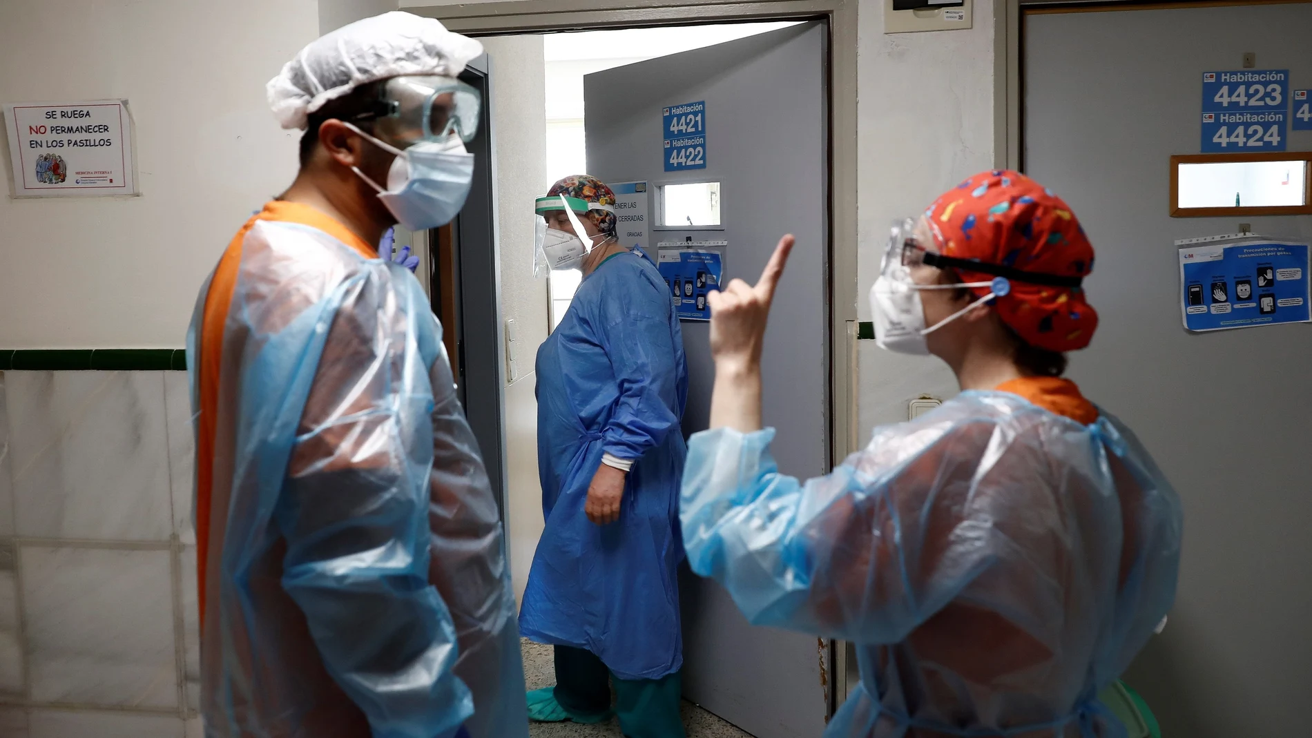 Dos sanitarios conversan en una de las unidades de hospitalización con pacientes con Covid en el área de medicina interna del Hospital Gregorio Marañón de Madrid