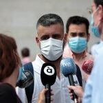 El concejal de Compromís en el Ayuntamiento de València, Pere Fuset (c), a su llegada a la Ciudad de la Justicia