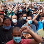 Centenares de trabajadores de Nissan se han concentrado en las inmediaciones del edificio corporativo de la Zona Franca donde se ha celebrado la reunión