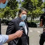 El expresidente de la Generalitat valenciana y exvicepresidente de Bankia José Luis Olivas, rodeado de medios de comunicación a su llegada al Juzgado número 8 de Valencia, en una imagen de archivo