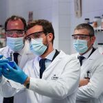 El líder del PP, Pablo Casado y el candidato a la lendakaritza, Carlos Iturgaiz en su visita en la empresa Zorelor