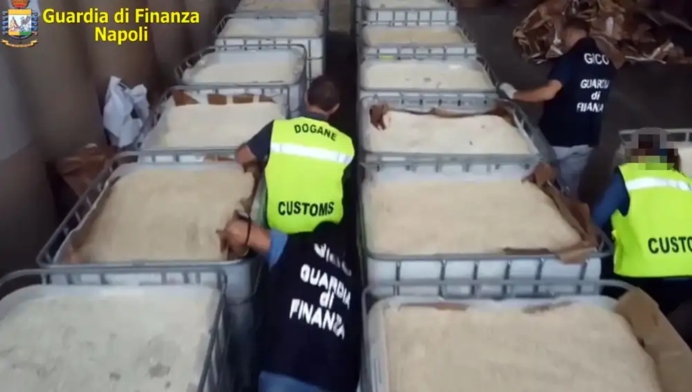 Imágenes distribuidas por la Guardia di Finanza en Salerno