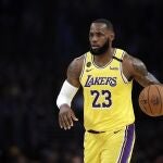 LeBron James volverá a liderar a los Lakers en el regreso de la NBA. (AP Photo/Marcio Jose Sanchez, File)