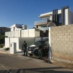 Agentes de la Guardia Civil en uno de los registros de la operación