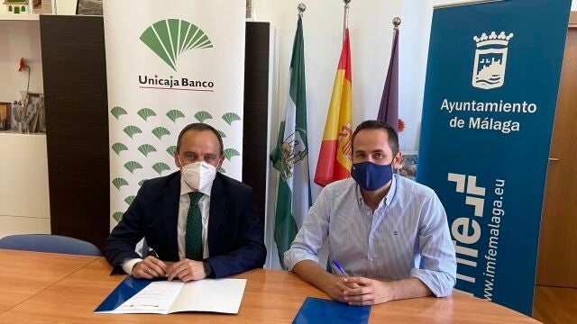 El director territorial de Unicaja Banco en Málaga, Agustín Sánchez, y el concejal de Fomento del Empleo del Ayuntamiento de la capital malagueña, Luis Verde