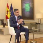 El presidente del Gobierno, Pedro Sánchez, y el presentador de «Al Rojo Vivo», Antonio García Ferreras, durante un momento de la entrevista ayer en La Sexta