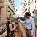 El alcalde de Valladolid, Óscar Puente, visita junto a la embajadora de Irlanda, Síle Maguire, las excavaciones llevadas a cabo en la calle Constitución para localizar los restos de Red Hugh O''Donell
