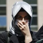La prometida del columnista asesinado, Hatice Cengiz, en la corte de Estambul