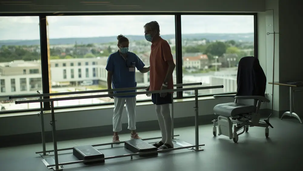 Una sesión de rehabilitación de un paciente que ha padecido coronavirus en un hospital de Lieja, en Bélgica