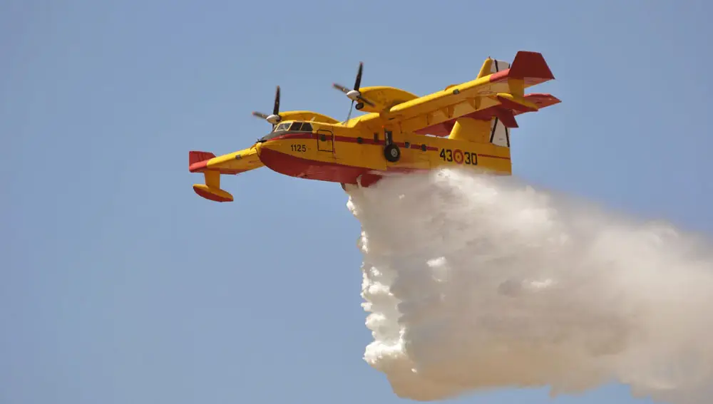 Apagafuegos durante una descarga de agua