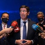 El vicepresidente de la Junta de Andalucía y consejero de Turismo, Regeneración, Justicia y Administración Local, Juan Marín, atiende a los medios en una visita al Acuario de Sevilla