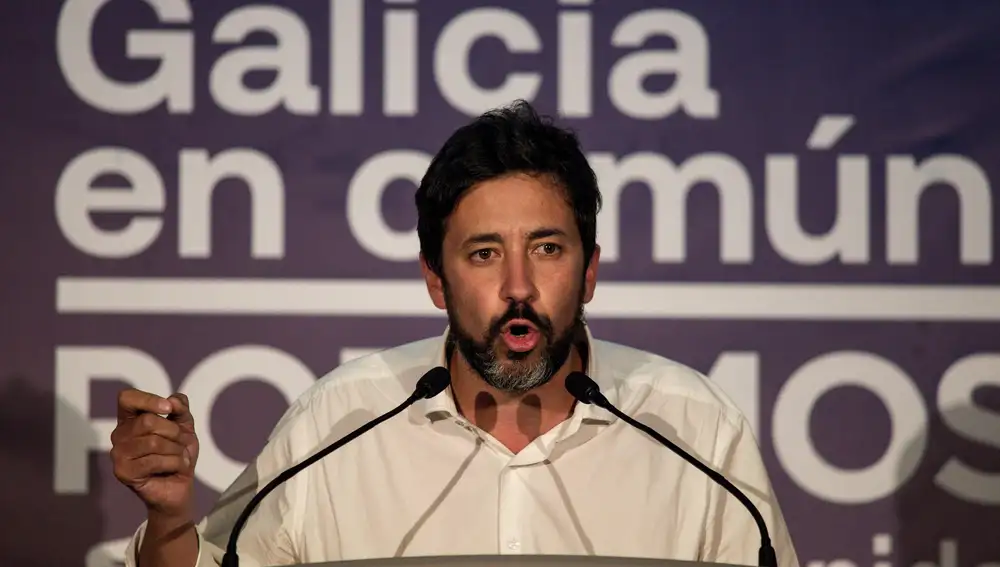 GRAF2033. ORENSE, 03/07/2020.- El candidato de Galicia en Común-Anova Mareas, Antón Goméz Reino, durante el acto electoral que la formación gallega ha celebrado hoy viernes en Ourense, con vistas a las elecciones gallegas del próximo 12 de julio. EFE/Brais Lorenzo