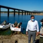 El consejero de Justicia, Interior y Víctimas de la Comunidad de Madrid, Enrique López, conversa con un agente forestal durante una visita al embalse de Valmayor. (Foto: CAM)
