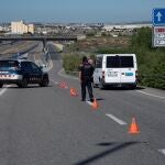 Un Mosso d'Esquadra realiza un control de carreteras en la comarca del Segrià, este sábado. EFE/Ramón Gabriel