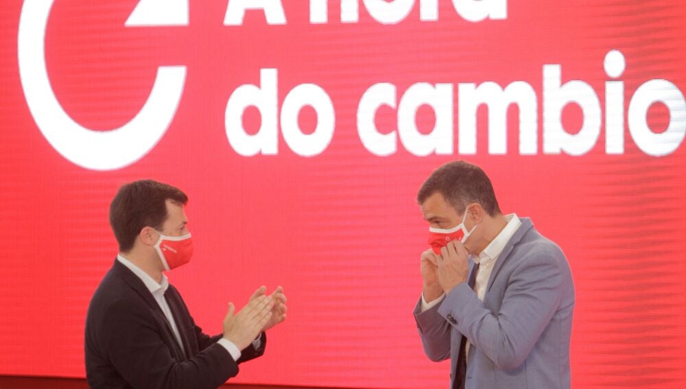 GRAF2292. A CORUÑA, 04/07/2020.- El secretario general del PSOE y presidente del Gobierno, Pedro Sánchez (d) y el candidato del PSdeG a la presidencia de la Xunta, Gonzalo Caballero (i) durante el mitin electoral celebrado este sábado en A Coruña. EFE/ Cabalar