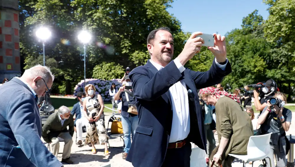 GRAF2277. SAN SEBASTIÁN, 04/07/2020.- El candidato a lehendakari por la coalición PP+Cs, Carlos Iturgaiz (c) este sábado en San Sebastián en un acto electoral acompañado por la cabeza de lista de Gipuzkoa, Muriel Larrea, y por el filósofo Fernando Savater y la eurodiputada Maite Pagazaurtundua . EFE/Juan Herrero.