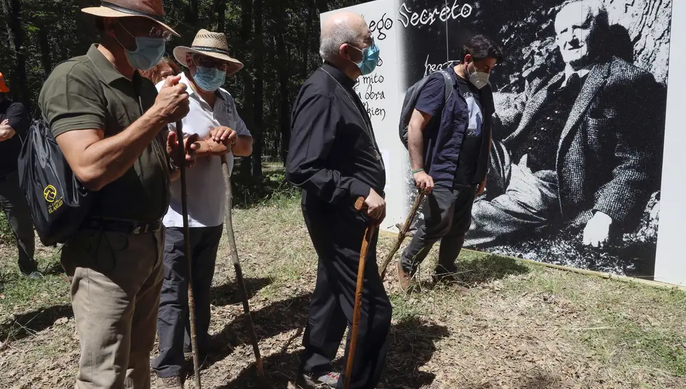 El arzobispo de Madrid, cardenal Carlos Osoro (c) inauguraró este sábado la exposición "Tolkien, mito y realidad" y además el Camino del Anillo, una peregrinación por la sierra Norte inspirada en 'El Señor de los Anillos' en el Camping de Las Dehesillas, Montejo de La Sierra, Madrid