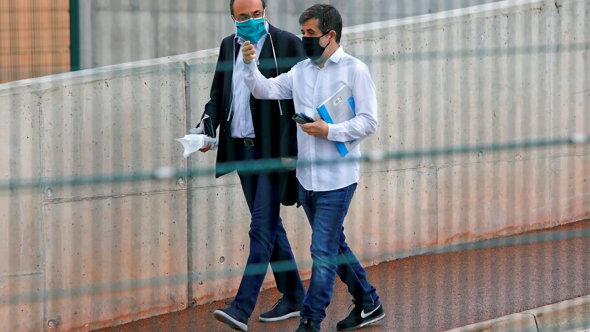 El exconseller Josep Rull (i) acompañado por el expresidente de la ANC, Jordi Sánchez (d), dos de los tres condenados que han pedido hoy su libertad al Tribunal Constitucional